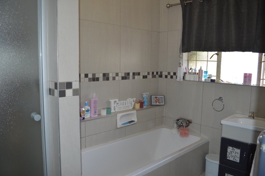 8 Bedroom Property for Sale in Flamwood North West